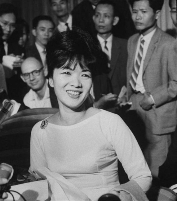 不嫁总统却成第一夫人,因骂肯尼迪引起兵变,几乎全家被杀