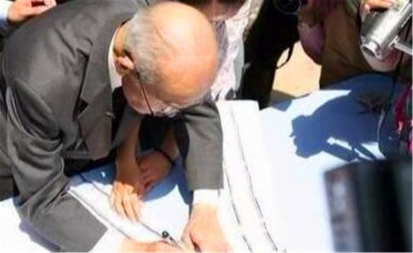 91岁日本老兵在卢沟桥下跪谢罪:我死后骨灰撒在中国,任人践踏