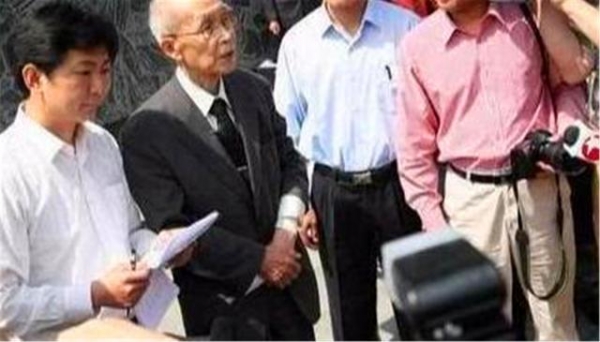 91岁日本老兵在卢沟桥下跪谢罪:我死后骨灰撒在中国,任人践踏