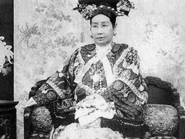 慈禧后代如今在哪?为了保命改掉姓氏,忍痛烧掉慈禧赏赐的文物