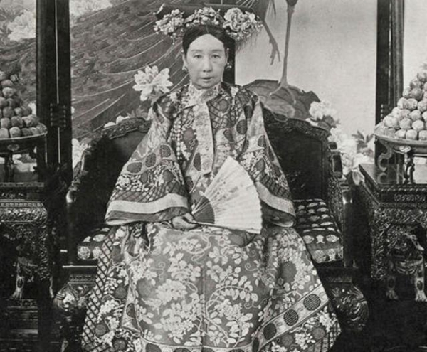 慈禧后代如今在哪?为了保命改掉姓氏,忍痛烧掉慈禧赏赐的文物