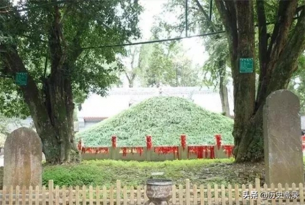 诸葛亮墓1700年无人敢盗,坟上大树很神秘