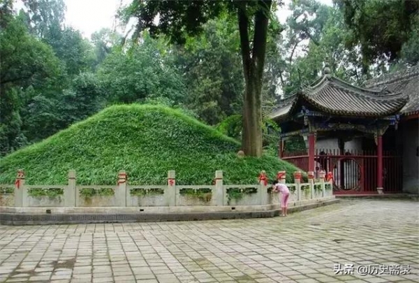 诸葛亮墓1700年无人敢盗,坟上大树很神秘