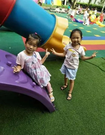 10岁“性感童星”走红,看到真人后网友:她真的只是个孩子?