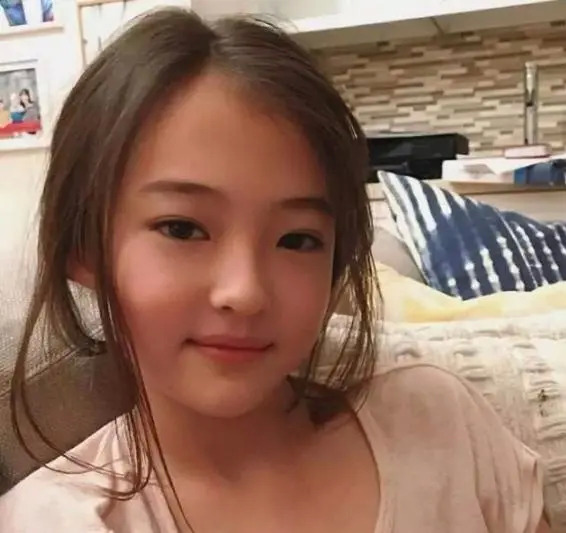 10岁“性感童星”走红,看到真人后网友:她真的只是个孩子?