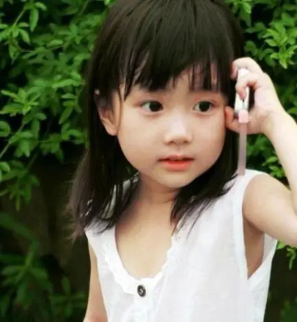 10岁“性感童星”走红,看到真人后网友:她真的只是个孩子?