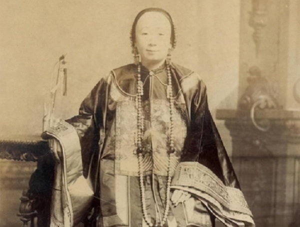 一品诰命夫人官有多大?据记载:皇帝亲自册封,都不敢得罪她