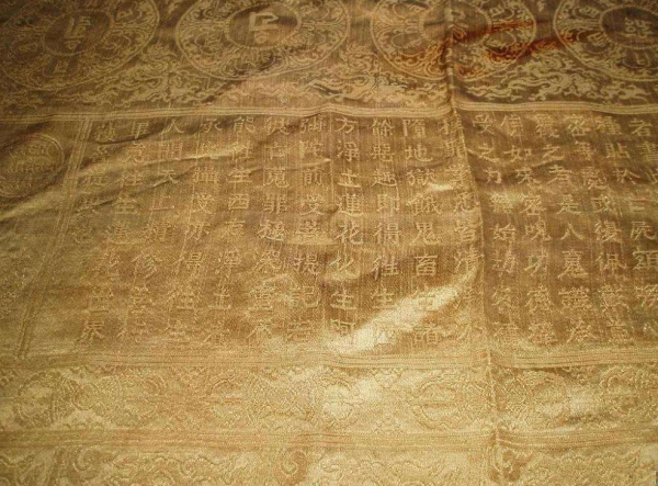 作为乾隆的陪葬物品,陀罗经被为何能够被卖出1.3亿的天价?