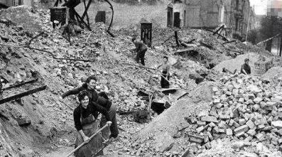 二战后德国的境况有多惨?女人成了“便宜货”,男人却成了“宝贝”