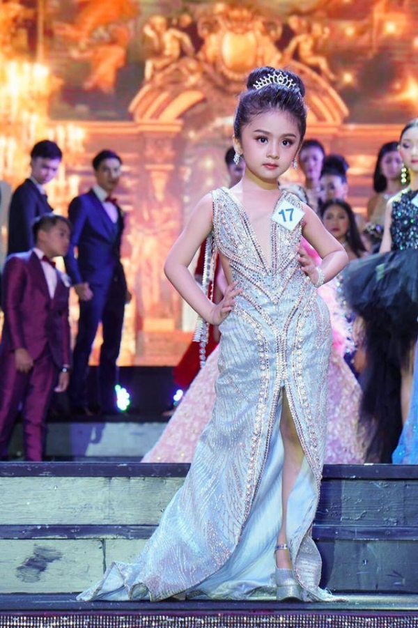 7岁泰国萝莉又获“选美冠军”!穿成熟礼服化浓妆,卸妆后才惊艳