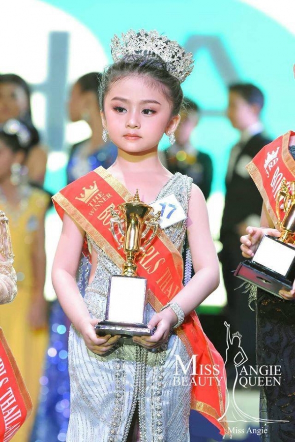 7岁泰国萝莉又获“选美冠军”!穿成熟礼服化浓妆,卸妆后才惊艳