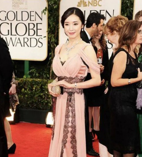 女星被制片人曝连续三晚被导演潜规则 叫声传遍全组