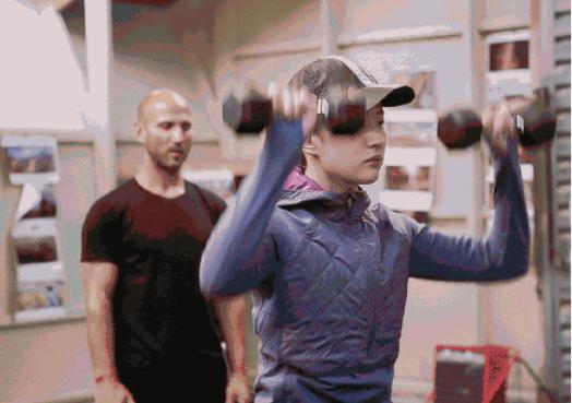 刘亦菲近照发福变胖?手臂粗壮腰腹赘肉明显,还被嘲该穿大码女装