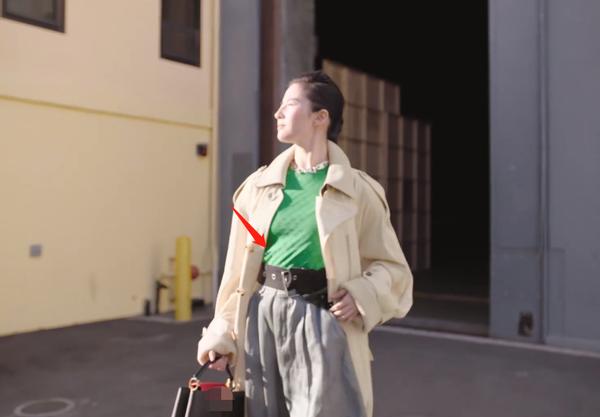 刘亦菲近照发福变胖?手臂粗壮腰腹赘肉明显,还被嘲该穿大码女装