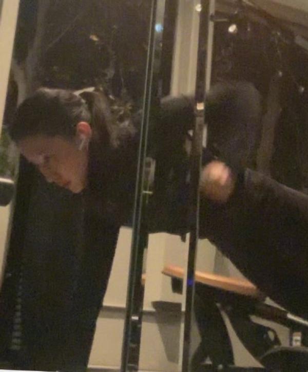 刘亦菲近照发福变胖?手臂粗壮腰腹赘肉明显,还被嘲该穿大码女装