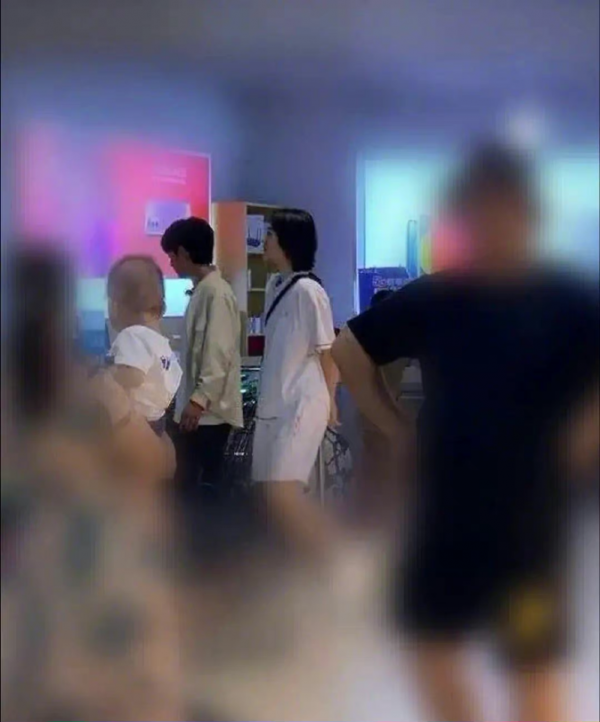 华为二公主姚安娜综艺路透曝光,与丁真同逛超市,打扮超接地气