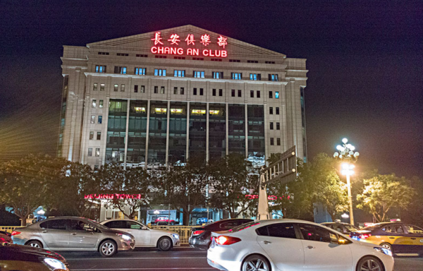 68岁迟重瑞和80岁妻子同露面,结婚31年仍称呼“董事长”