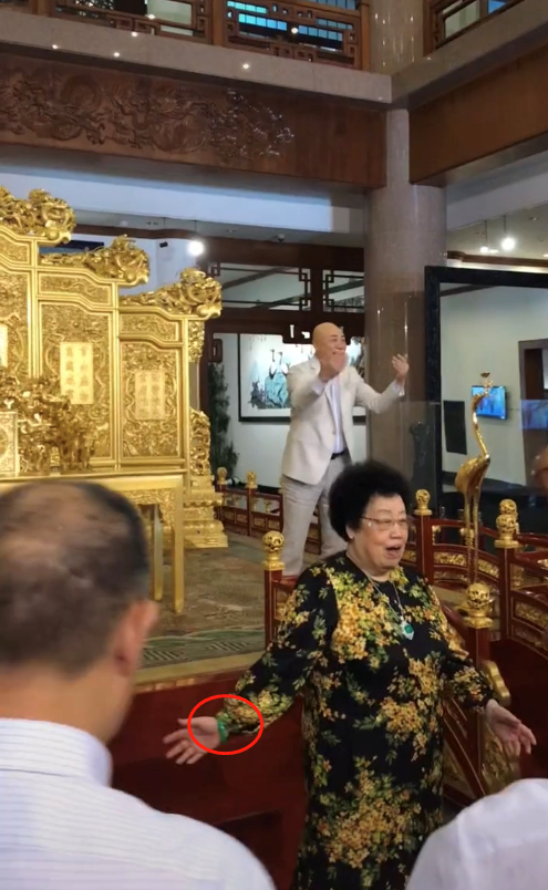 68岁迟重瑞和80岁妻子同露面,结婚31年仍称呼“董事长”