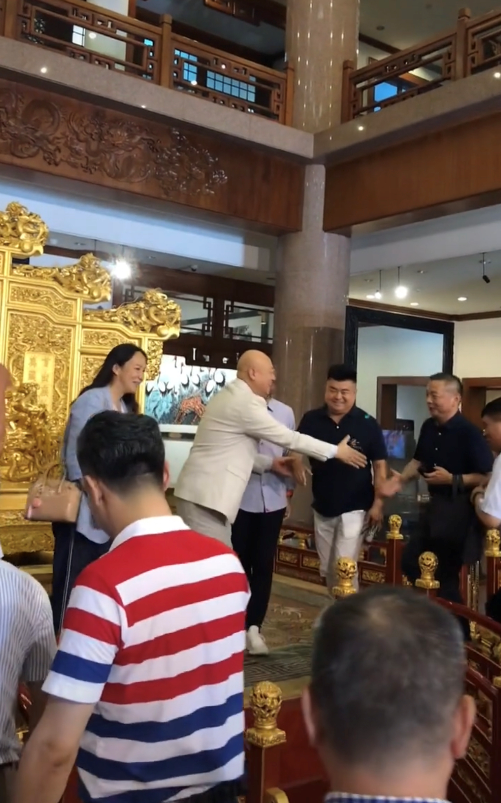 68岁迟重瑞和80岁妻子同露面,结婚31年仍称呼“董事长”