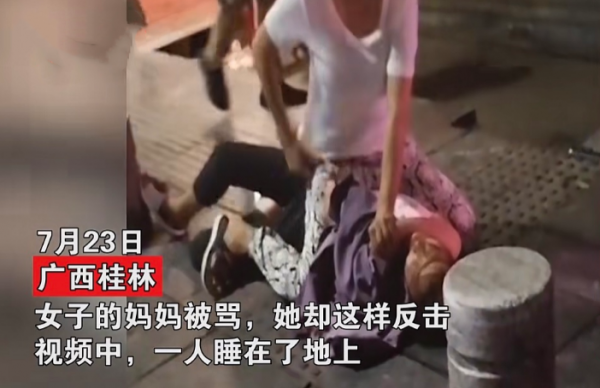 因母亲遭辱骂,女子当街骑坐在骂人男子身上,不雅行为惹路人围观