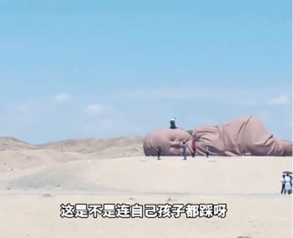 女子站“大地之子”雕塑上拍照,惹游客愤怒曝光,网友:太无知了