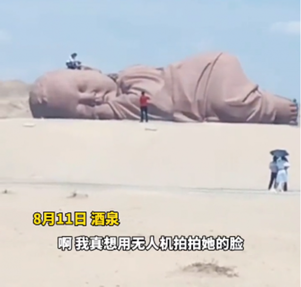 女子站“大地之子”雕塑上拍照,惹游客愤怒曝光,网友:太无知了