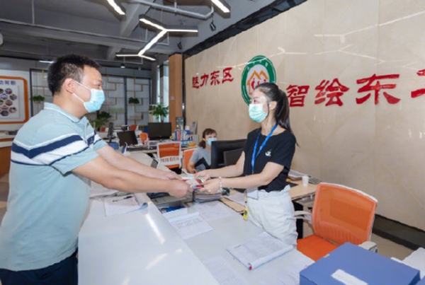 多地发放“育儿补贴”,3年能领1.8万?专家:要惩罚不生孩子的人