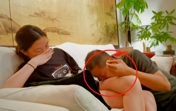 李亚鹏亲李嫣大腿!父女互动被指没有界限感,15岁女儿全程尴尬