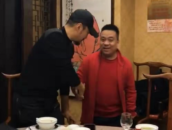 57岁张涵予私下饭局曝光,滴酒不沾被赞好男人,与好友热聊没架子