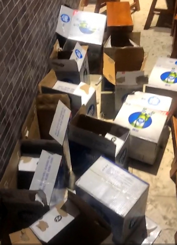 这是不要命了?144瓶啤酒被一伙学生喝光,饭店老板娘:吓到我了
