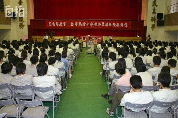 我,电视台女主持,22岁在化妆间突然倒下,33岁坐轮椅重返主播台