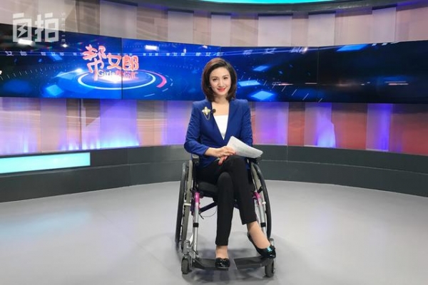 我,电视台女主持,22岁在化妆间突然倒下,33岁坐轮椅重返主播台
