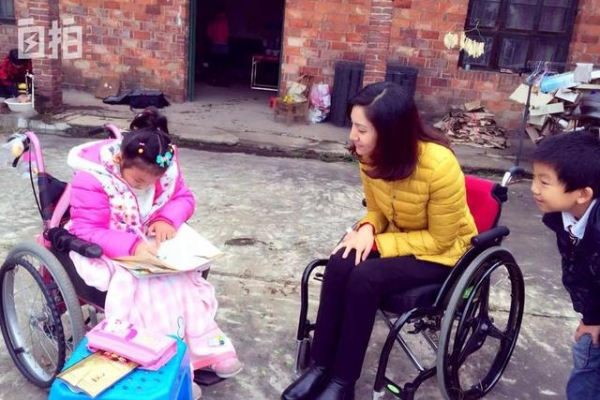 我,电视台女主持,22岁在化妆间突然倒下,33岁坐轮椅重返主播台