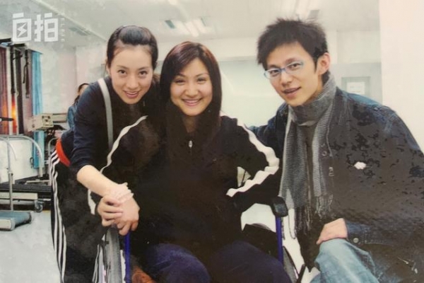 我,电视台女主持,22岁在化妆间突然倒下,33岁坐轮椅重返主播台