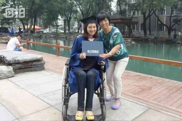 我,电视台女主持,22岁在化妆间突然倒下,33岁坐轮椅重返主播台