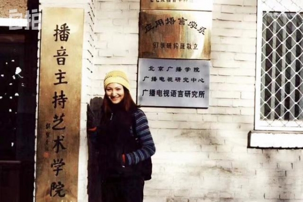 我,电视台女主持,22岁在化妆间突然倒下,33岁坐轮椅重返主播台