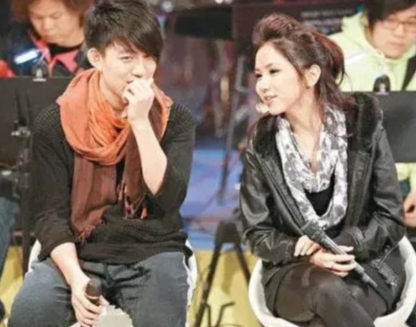 30岁邓紫棋被曝与富二代男友分手!男方没有否认,闺蜜替其发声