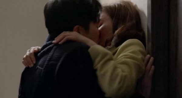 张智霖杨怡吻戏转了8圈,互相拉扯不停转圈,网友:我看都看晕了