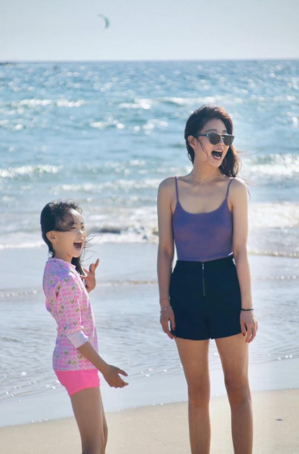 殷桃海边度假,高调晒“泳衣”照秀零赘肉身材,42岁还是性感尤物