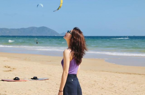 殷桃海边度假,高调晒“泳衣”照秀零赘肉身材,42岁还是性感尤物