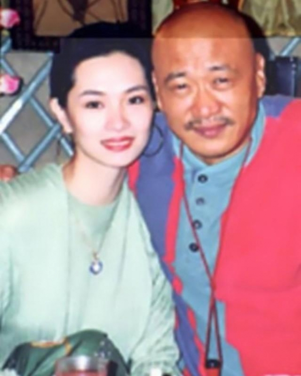 77岁凌峰罕曝近况,晚年定居清迈养老,与小18岁贺顺顺已断联多年