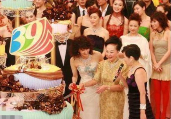 98岁陆雁群去世,4年前还现身TVB台庆,穿玫红色旗袍裙减龄又贵气