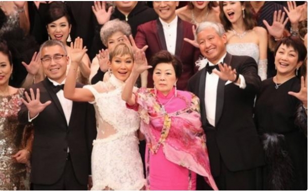 98岁陆雁群去世,4年前还现身TVB台庆,穿玫红色旗袍裙减龄又贵气