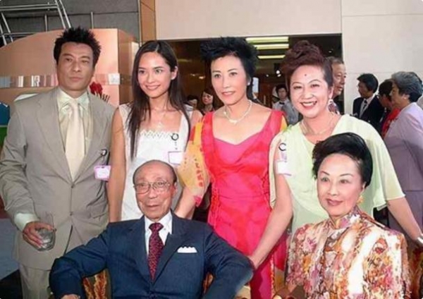 98岁陆雁群去世,4年前还现身TVB台庆,穿玫红色旗袍裙减龄又贵气