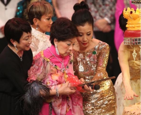 98岁陆雁群去世,4年前还现身TVB台庆,穿玫红色旗袍裙减龄又贵气