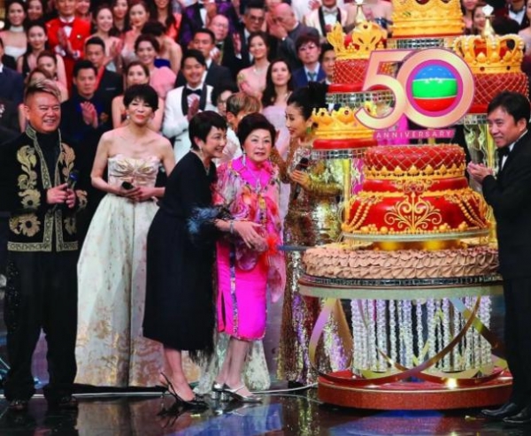 98岁陆雁群去世,4年前还现身TVB台庆,穿玫红色旗袍裙减龄又贵气