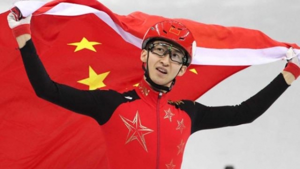 男生初学滑冰站不稳,武大靖暖心鼓励引嘲讽,评论区叫人笑不活了