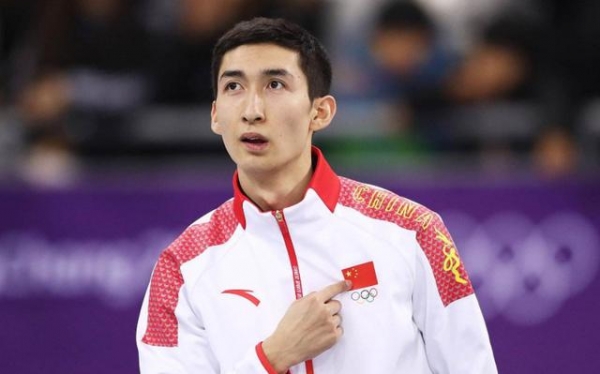 男生初学滑冰站不稳,武大靖暖心鼓励引嘲讽,评论区叫人笑不活了