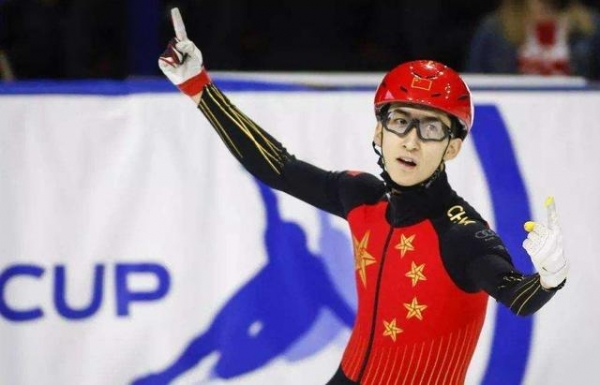 男生初学滑冰站不稳,武大靖暖心鼓励引嘲讽,评论区叫人笑不活了