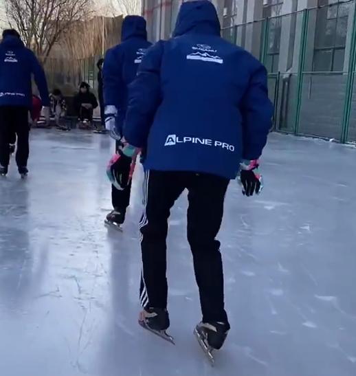 男生初学滑冰站不稳,武大靖暖心鼓励引嘲讽,评论区叫人笑不活了